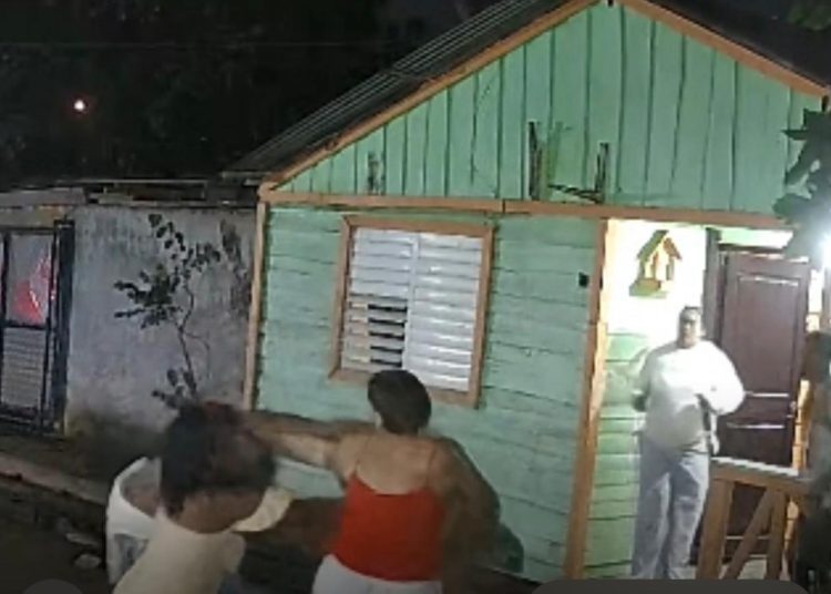 Hombre irrumpe con machete en una vivienda y agrede a mujer frente a tres niños en Santiago