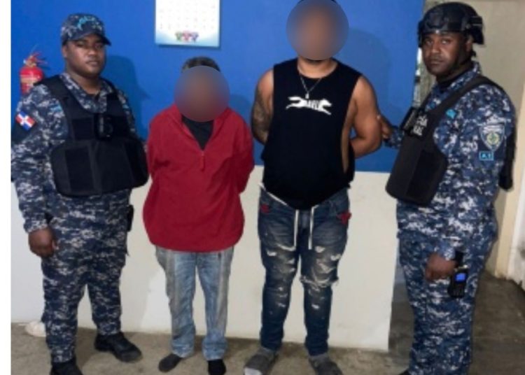 Policía Nacional arresta dos hombres a quienes se les ocupó drogas y dinero en el municipio Jima Abajo, La Vega