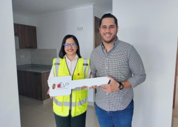 Alofoke Media Group entrega apartamento a Juan Carlos Pichardo, ganador del quinto lugar de La Casa de Alofoke 2