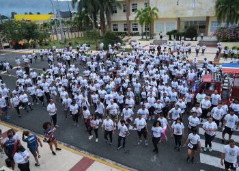 Caminata por la salud reúne a más de 800 personas en aniversario del CURCE-UASD Bonao