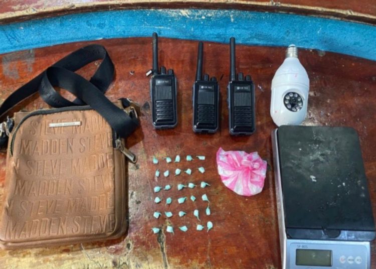 Policía Nacional ocupa drogas cámaras, balanza y radios de comunicaciones durante intervención en La Vega