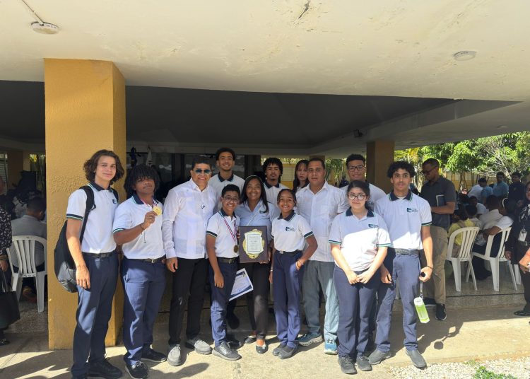 Colegio San Martín de Porres triunfa en olimpiadas distritales y recibe reconocimiento de la Alcaldía SDE