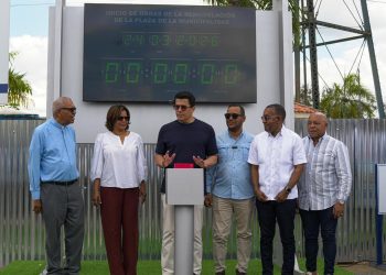 Collado inicia reconstrucción del parque central de Monte Plata y “le pone el reloj” al contratista