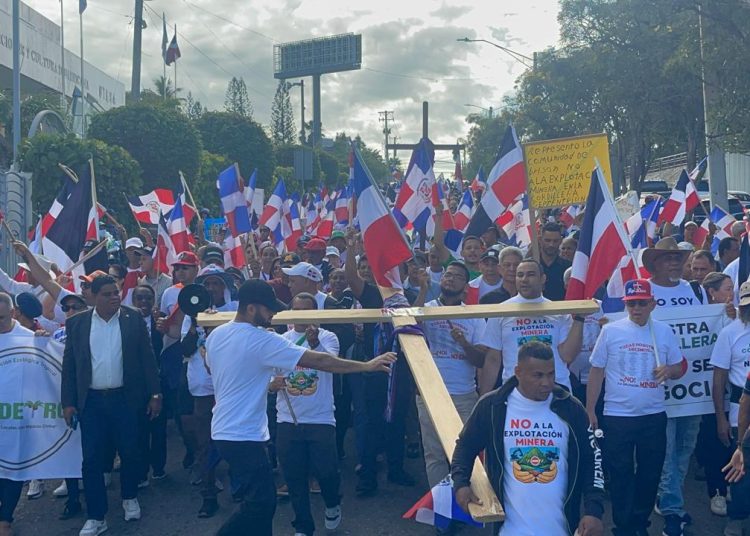 “No vamos a permitir que aquí pase lo de Cotuí”: sacerdote Nino Ramos advierte seguirán marchando contra minería en Santiago