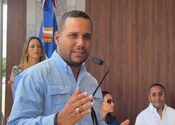 Alcalde de Monte Plata destaca reconstrucción de la Plaza de la Municipalidad y solicita nuevas obras al MITUR