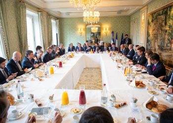 Presidente se reúne con empresarios franceses en busca de nuevas inversiones