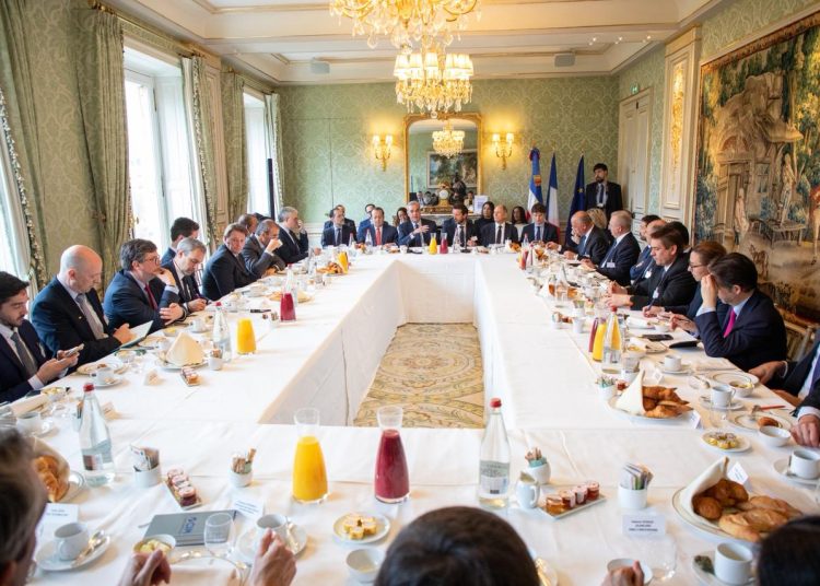 Presidente se reúne con empresarios franceses en busca de nuevas inversiones