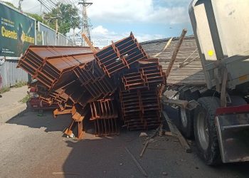 Caos vehicular en el kilómetro 9 de la Autopista Duarte por accidente con patana