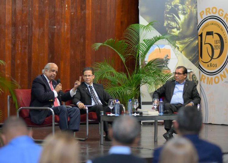 Reabren en Santiago el debate sobre Pedro Santana: ¿debe seguir en el Panteón Nacional?