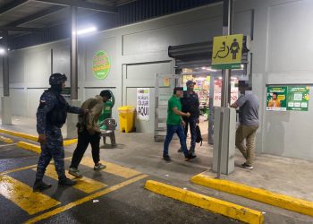 Policía frustra intento de robo en comercio y apresa hombre en flagrante delito en Villa Mella