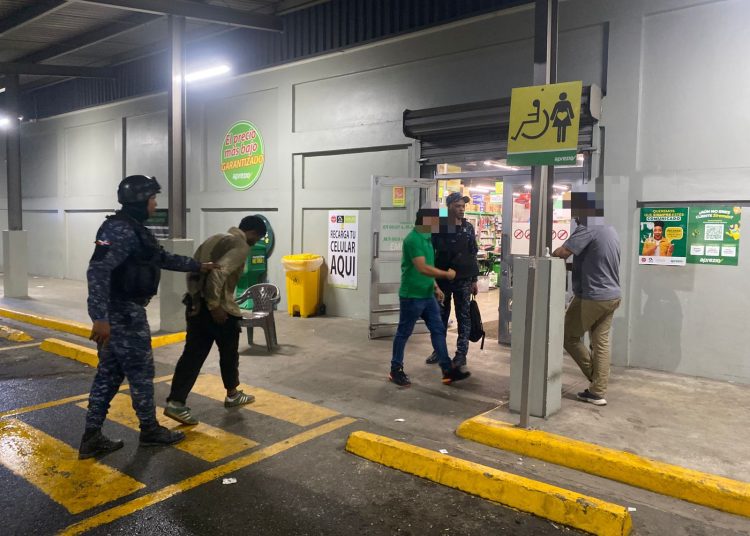 Policía frustra intento de robo en comercio y apresa hombre en flagrante delito en Villa Mella