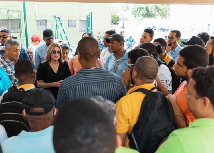 Carolina Mejía supervisa trabajos realizados en el parque V Centenario y su entorno en Villa Juana