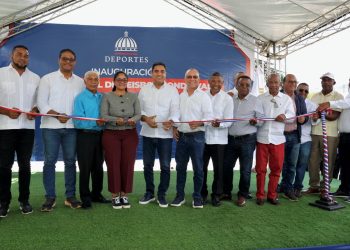 Ministro Kelvin Cruz entrega reconstruido play de Hondo Valle, Elías Piña
