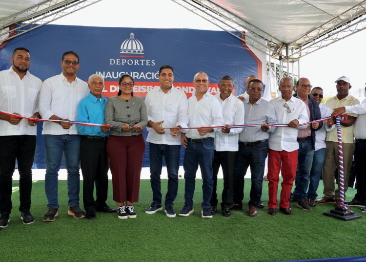 Ministro Kelvin Cruz entrega reconstruido play de Hondo Valle, Elías Piña