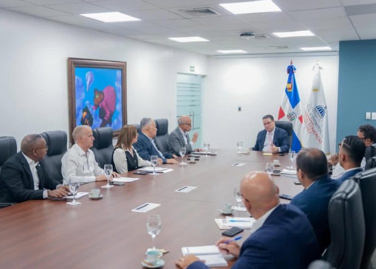 Gobierno se reúne con representantes del comercio de provisiones ante crisis internacional