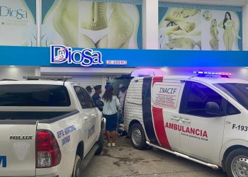 Mujer de 32 años muere durante procedimiento estético en Santiago; familia denuncia irregularidades y exige investigación