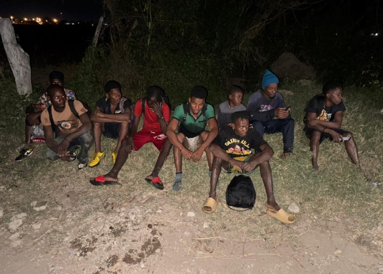 Interceptan a 11 haitianos indocumentados detectados con drones en Dajabón