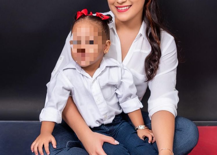Madre pide visa humanitaria para reencontrarse con su hija con cáncer en EE. UU.