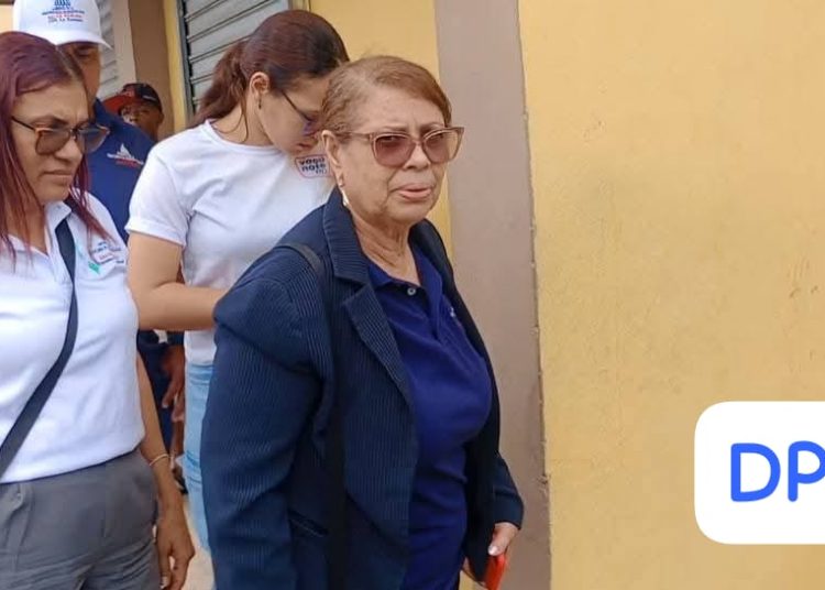 Directora Provincial de Salud y gobernadora visitan vivienda de mujer con cáncer cerebral en La Romana