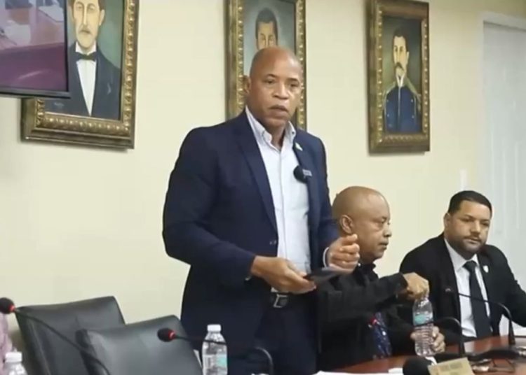 Regidor Henry Berihuete propone declarar en urgencia la recogida de desechos en Santo Domingo Norte