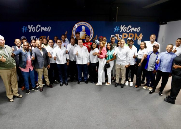 PRM juramenta al ex presidente del PLD en el Distrito Municipal Los Botados, Monte Plata, Genaro Severino