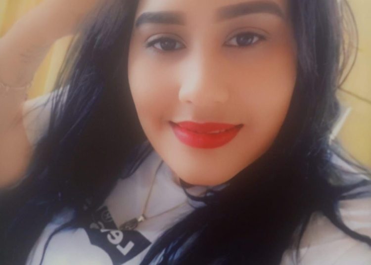 Entre lágrimas y reclamos de justicia sepultan en Santiago a Ángela Geraldine, fallecida tras presunta liposucción en clínica estética