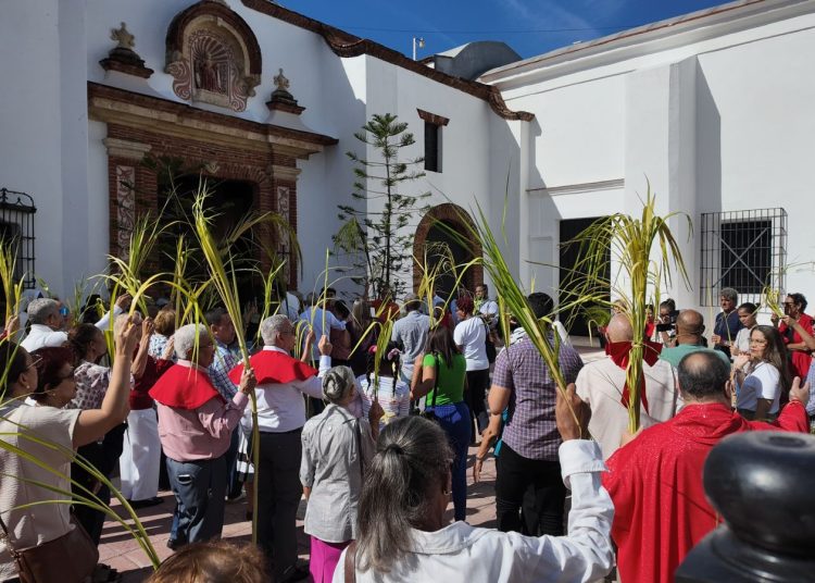 Domingo de Ramos reúne a católicos con procesiones y llamado a “pausa” en inicio de la Semana Santa