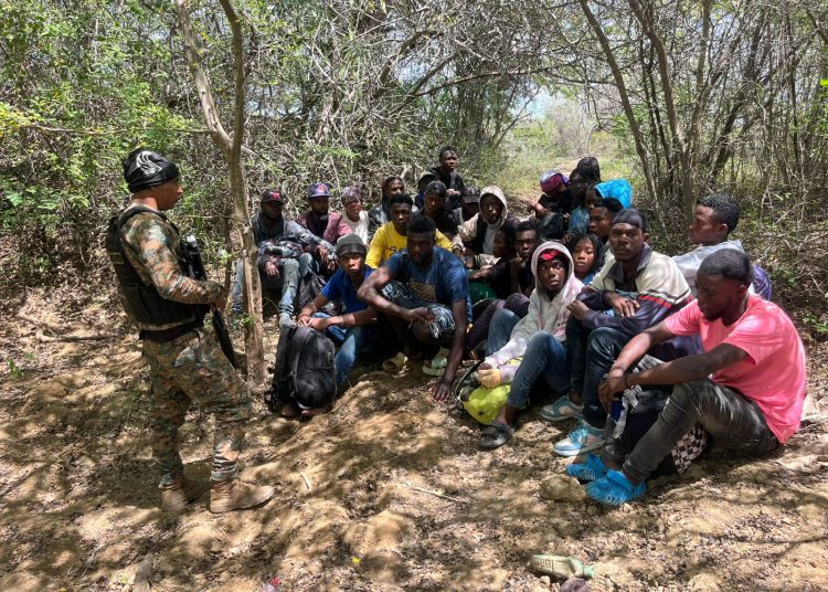 Detienen a 65 haitianos en condición migratoria irregular en Montecristi