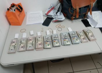 Aduanas detecta divisas no declaradas en aeropuertos, reteniendo más de US$400 mil en menos de una semana