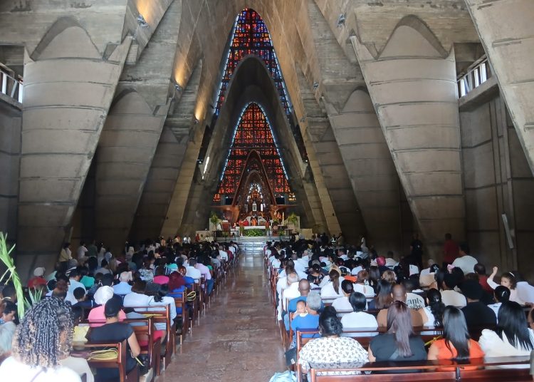 Feligreses participan en procesión de Domingo de Ramos en Higüey junto al obispo de la Diócesis de La Altagracia