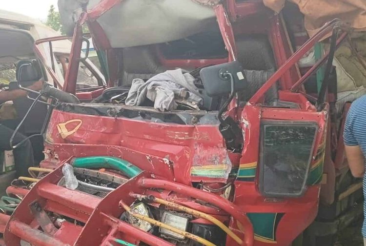 Choque entre camión y dos vehículos deja un herido en carretera Sánchez–Samaná