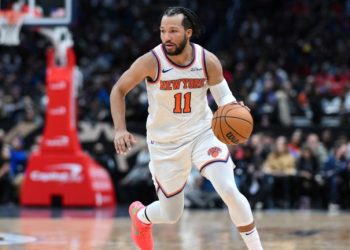 Brunson lidera a los Knicks y corta racha de 11 victorias de los Spurs en jornada de la NBA