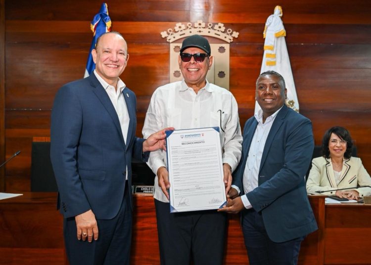 Ayuntamiento de Santiago declara a Fernando Villalona Hijo Adoptivo de la ciudad en emotivo acto solemne