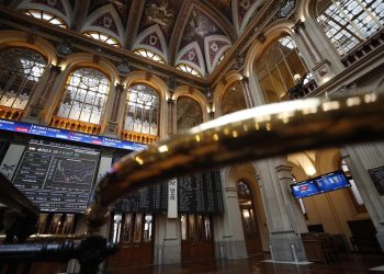 Bolsas europeas suben un 2 % y el crudo cae tras dar Trump la guerra por «casi terminada»