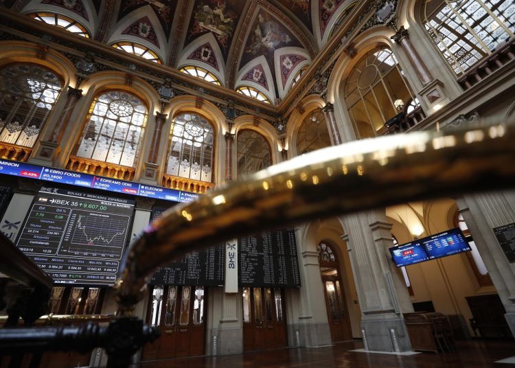 Bolsas europeas suben un 2 % y el crudo cae tras dar Trump la guerra por «casi terminada»