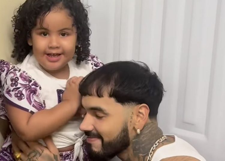 Anuel AA sorprende al llegar a RD para el cumpleaños de su hija Cattaleya
