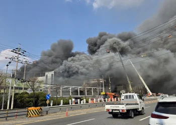 Al menos 11 muertos y 3 desaparecidos tras incendiarse una planta automotriz surcoreana