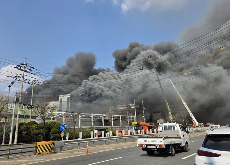 Al menos 11 muertos y 3 desaparecidos tras incendiarse una planta automotriz surcoreana