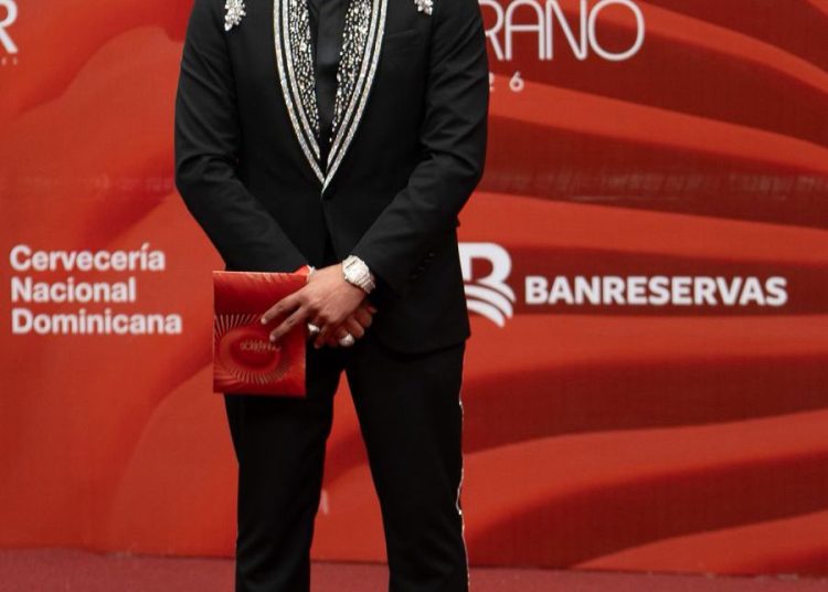 EthanAlexx deslumbra en la alfombra roja de los Premios Soberano 2026 con un estilo propio y auténtico