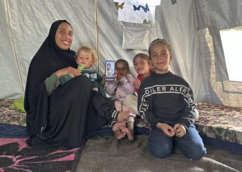 Mujeres viudas de Gaza tratan de salir adelante juntas en un improvisado campamento