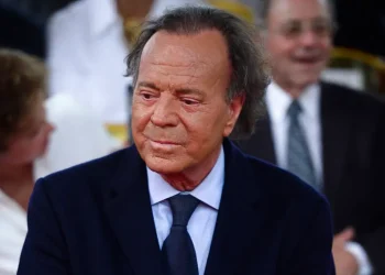 Univision estaría negociando retractarse de acusaciones contra Julio Iglesias para evitar demanda