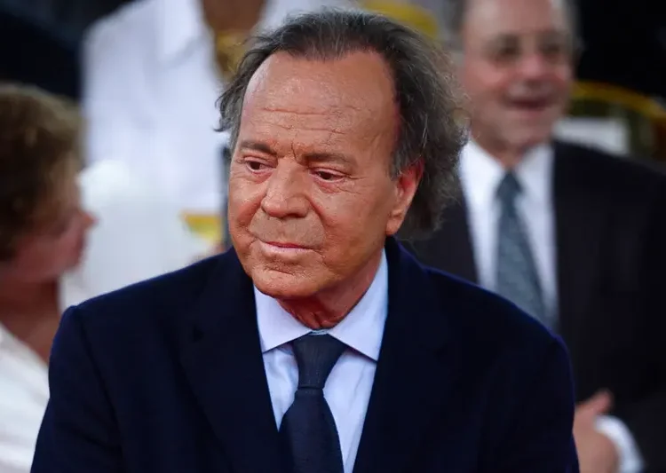 Univision estaría negociando retractarse de acusaciones contra Julio Iglesias para evitar demanda