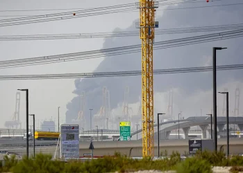 Nuevos ataques iraníes alcanzan un edificio en Dubái y tanques de combustible en Baréin