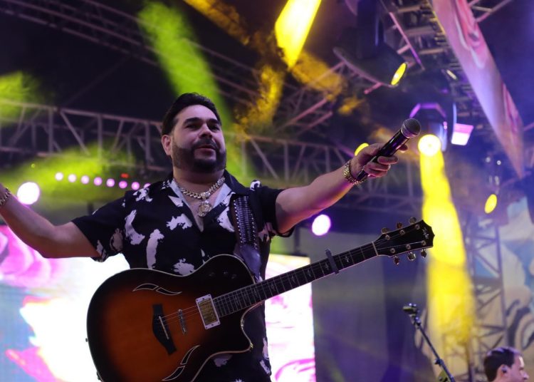 El Chaval de la Bachata se creció en el Agganis y conquistó a fanáticos con amargue y sentimiento