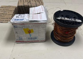 Decomisan cocaína líquida en rollo de alambre en empresa de envíos en la capital