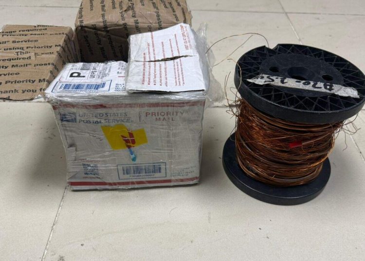 Decomisan cocaína líquida en rollo de alambre en empresa de envíos en la capital