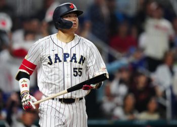 Japón reacciona con grand slam de Murakami y termina invicto en la fase de grupos