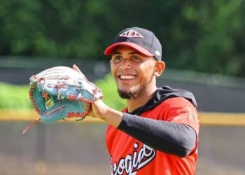 Erik González se integra al roster dominicano tras la baja de Jeremy Peña