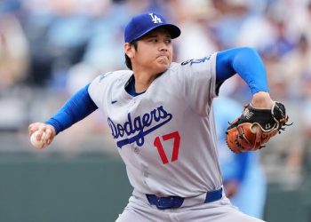 Ohtani brilla con cuatro ponches en su debut como lanzador en la primavera