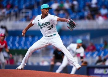 Eury Pérez iguala su marca y lidera remontada de Marlins sobre Rockies